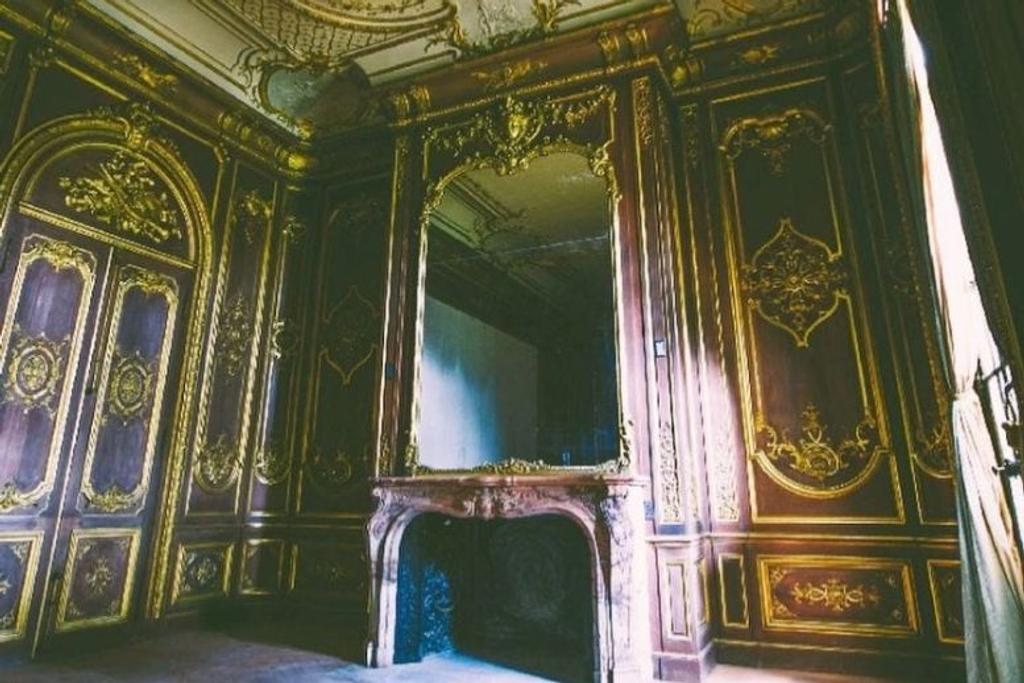 Abandoned mansion, incredible architecture