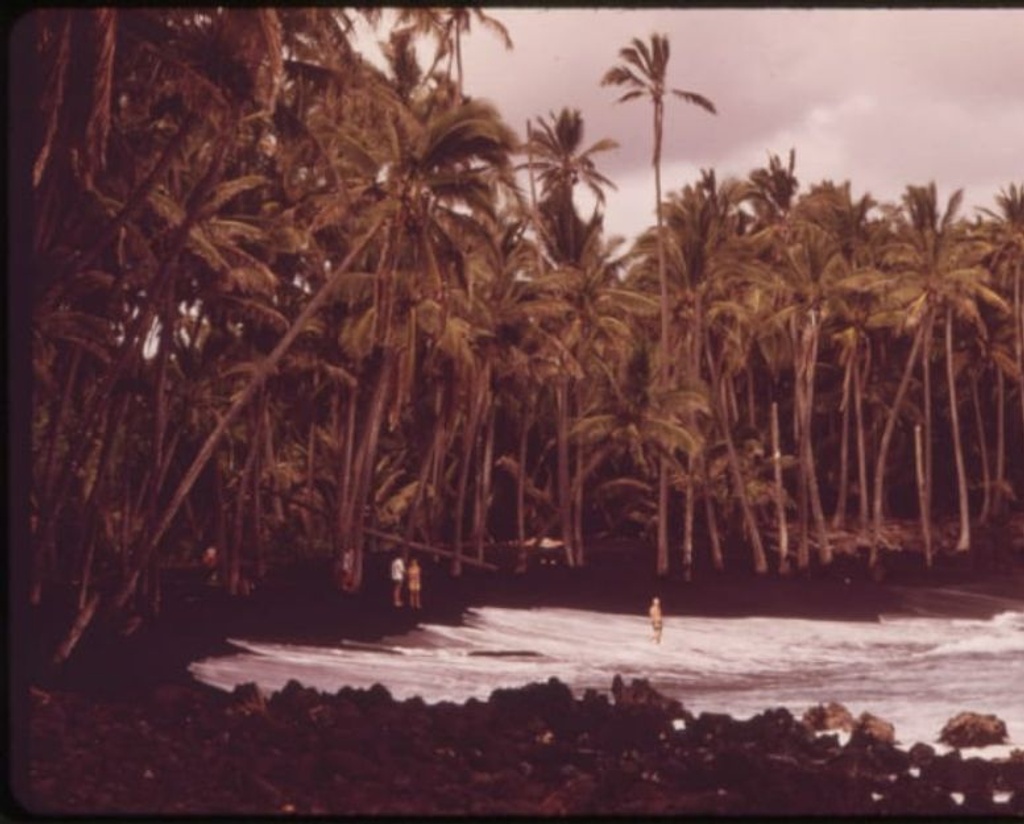 hawaii black sand kaimu