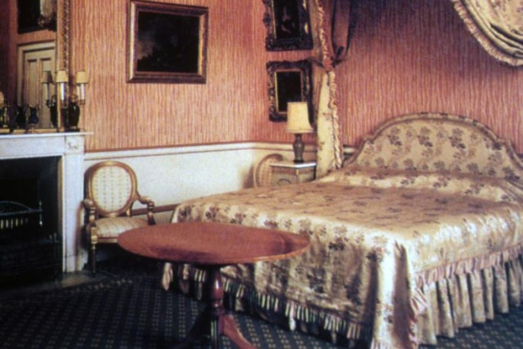 queen's bedroom buckingham palace