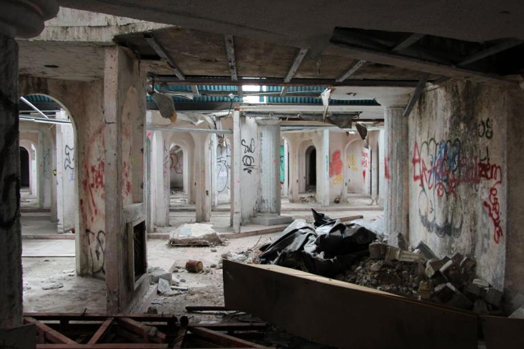abandoned mall acropolis mexico