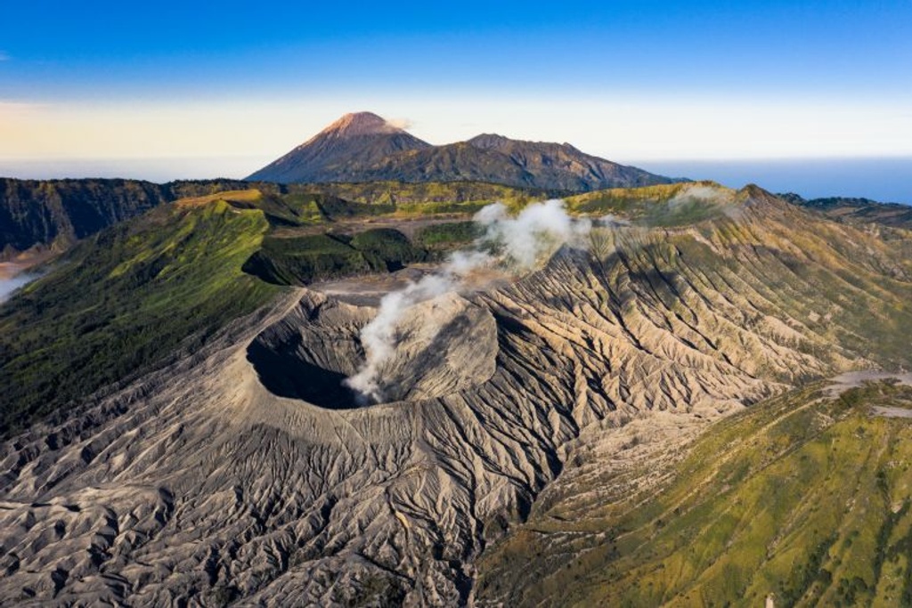 active volcano eruption signals 