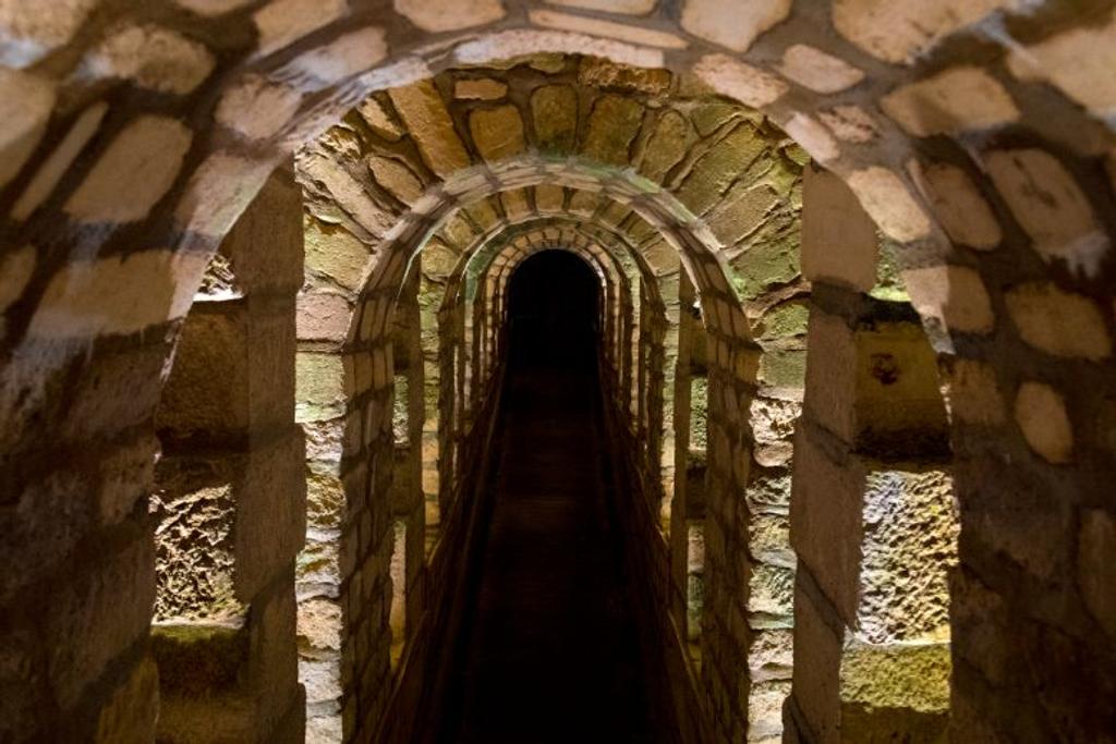 paris catacomb story dark