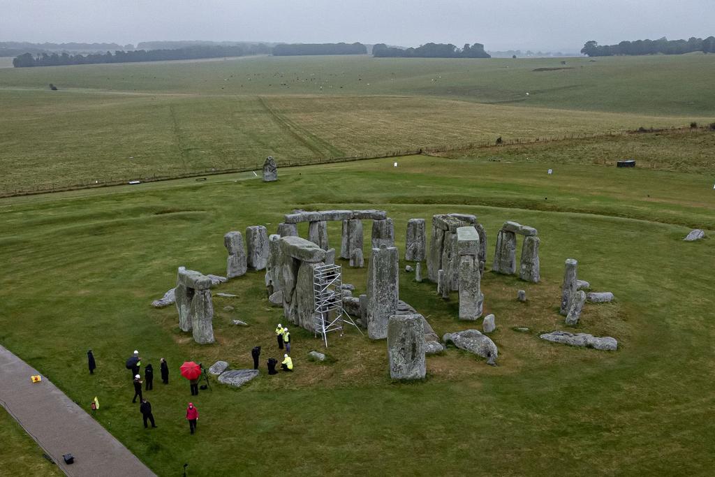 Stonehenge researchers pits discovery 