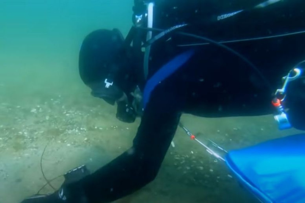 diver ocean water scuba 
