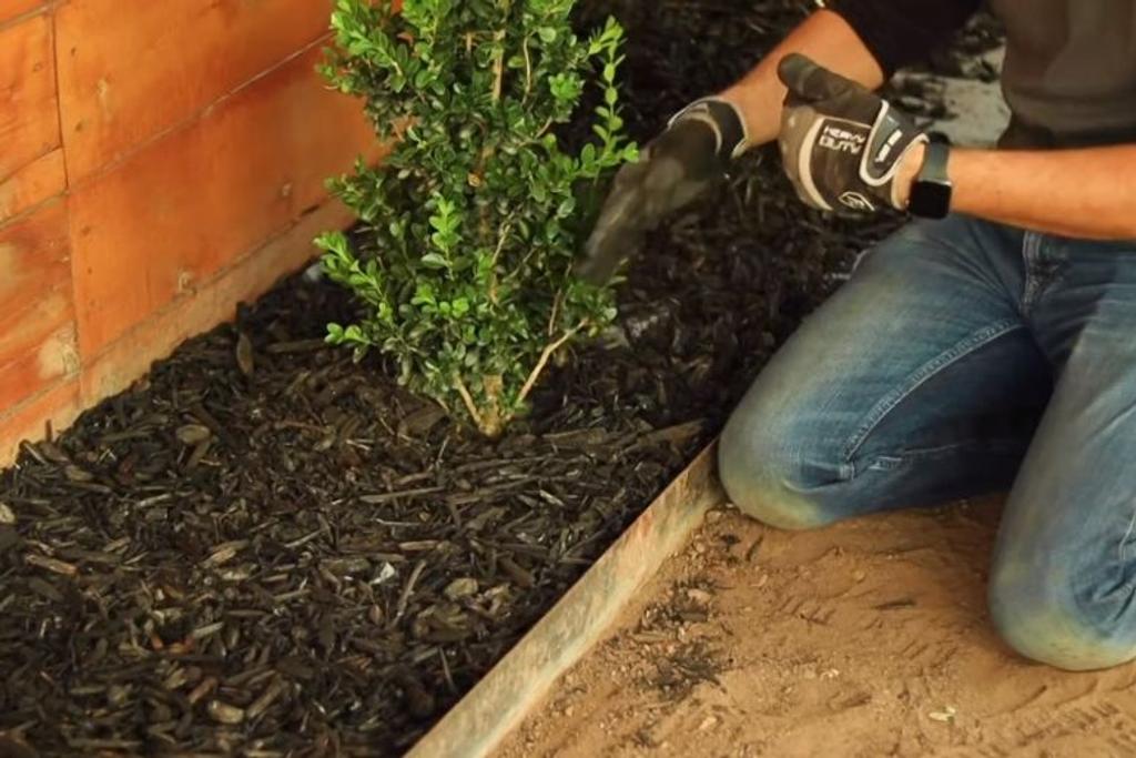 installing mulch gardening hacks